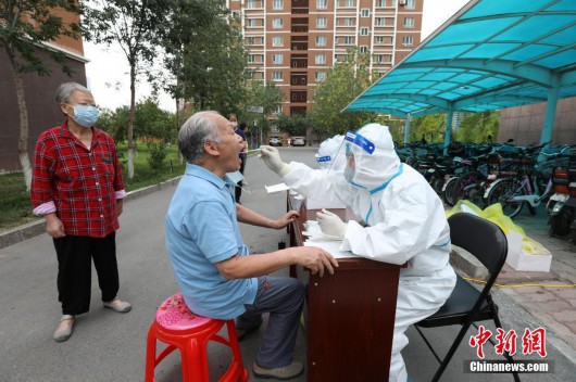 中新网|新疆双河：医护人员进小区 居民有序做核酸检测