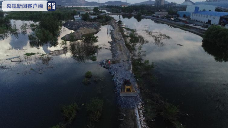 央视新闻客户端|安徽长江水位缓退 怀宁县区大圩决口开始封堵