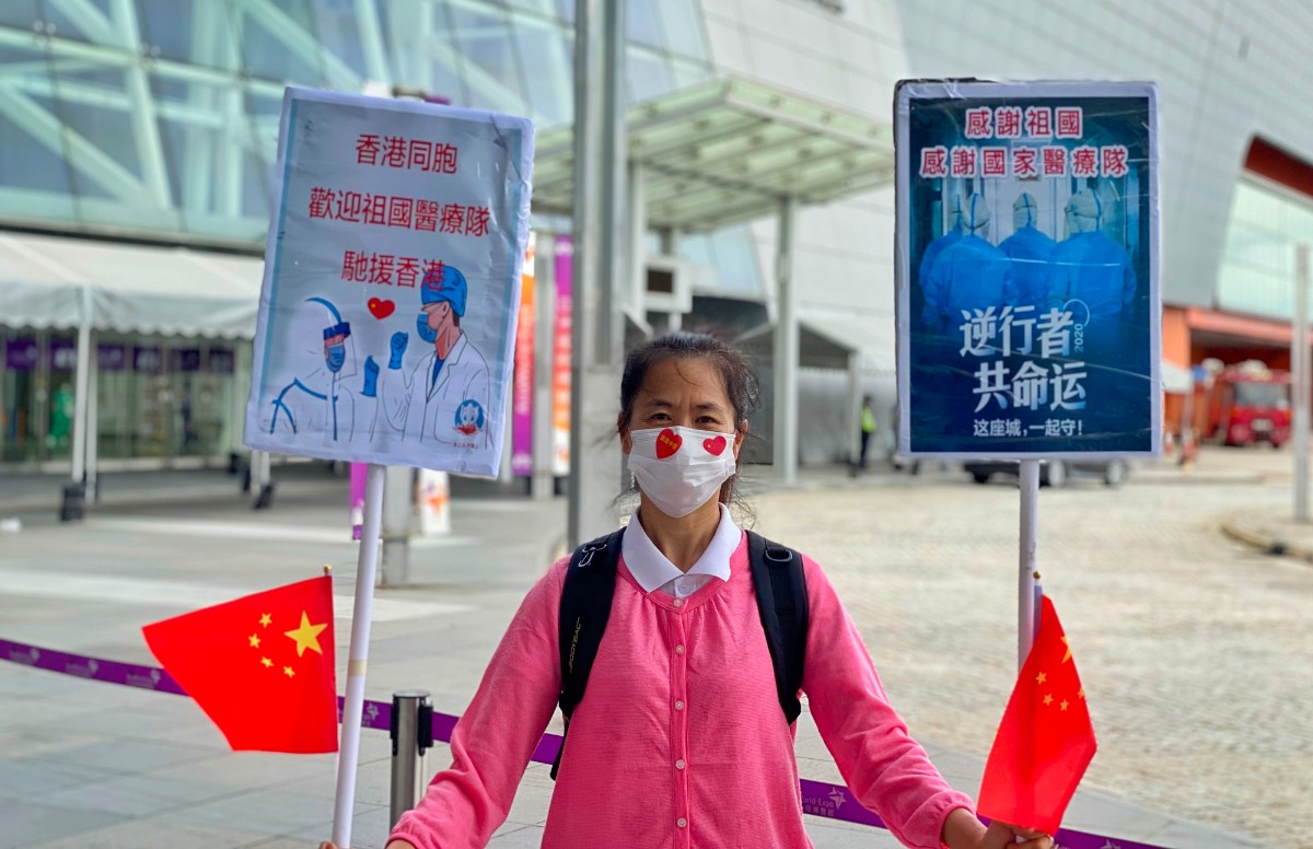 北京日报客户端|国家队来了！核酸检测“先遣队”抵港，市民挥国旗欢迎