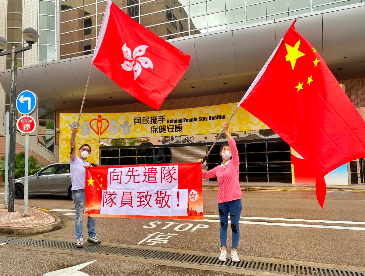 北京日报客户端|国家队来了！核酸检测“先遣队”抵港，市民挥国旗欢迎