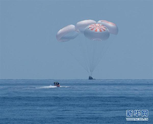 新华网|美国“龙”飞船载两名宇航员返回地球[图]