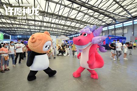 许愿神龙在CJ展玩耍