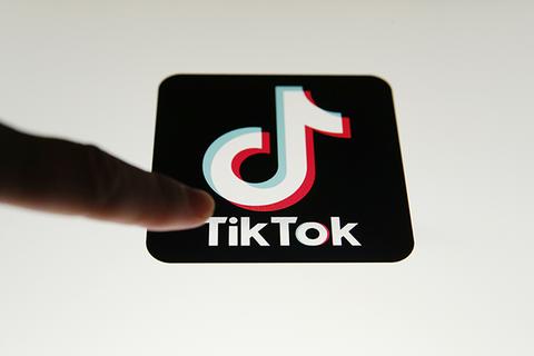 澎湃新闻|特朗普欲抽成TikTok收购，美媒：没先例不合法还不道德