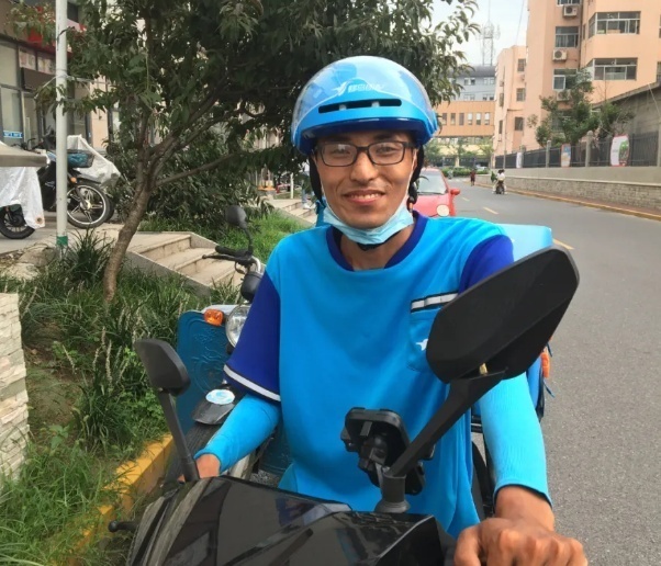天天正能量微信公号|送外卖,却跟着上了救护车!他这通操作,赞!