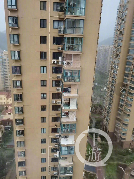 8月5日，浙江玉环，台风过后渝汇蓝湾国际小区多家房屋玻璃阳台被吹落，业主怀疑房屋质量有问题。 受访者 供图