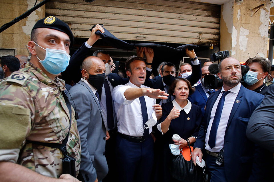 法国总统马克龙到访黎巴嫩 查看贝鲁特爆炸现场