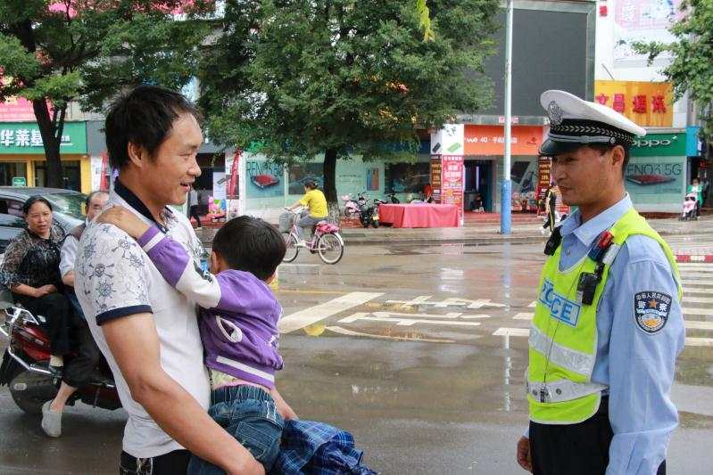 人民日报客户端云南频道|暖心！宣威交警雨中救助走失儿童