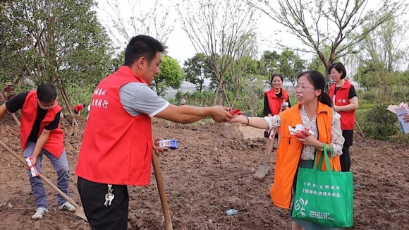 东方网|致敬高温下的城市建设者！上海新增60个公益补给站，棒冰、酸奶都有