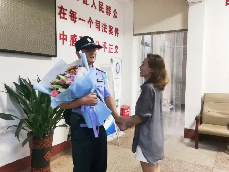 澎湃新闻|暖闻｜株洲8岁女童溺水：法警潜水救上岸，护士心肺复苏救活