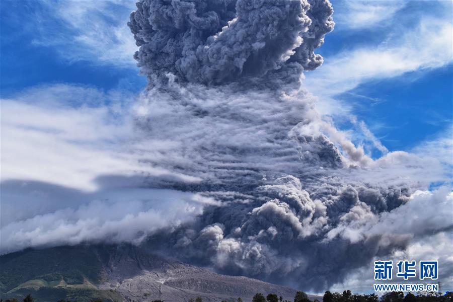 新华网|印尼锡纳朋火山剧烈喷发