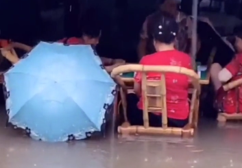 川报观察|暴雨来袭，九眼桥捞鱼要不得！