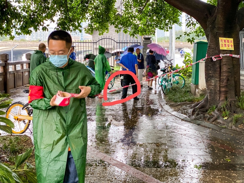 川报观察|暴雨来袭，九眼桥捞鱼要不得！