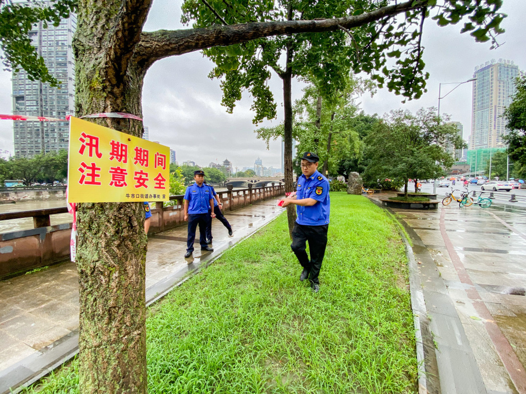 川报观察|暴雨来袭，九眼桥捞鱼要不得！