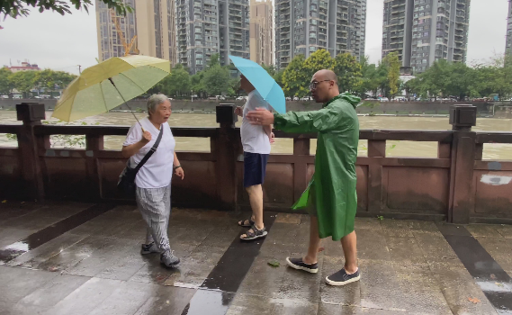 川报观察|暴雨来袭，九眼桥捞鱼要不得！