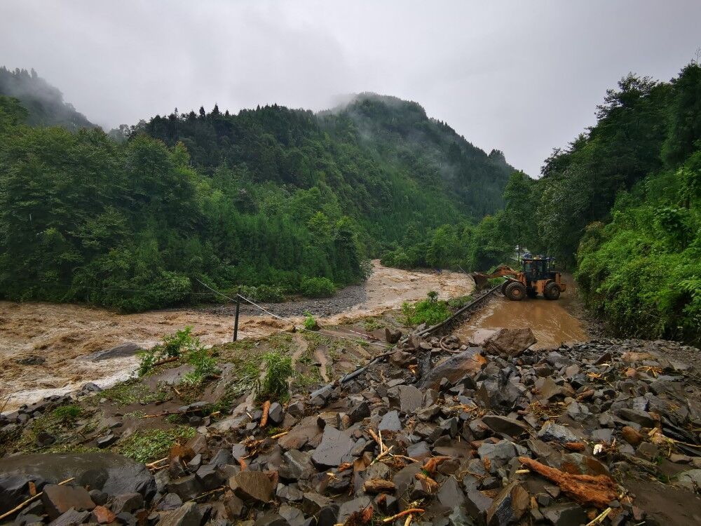 张晓玲 川报|视频｜强降雨致什邡蓥华山体塌方，交通部门4小时抢通便道