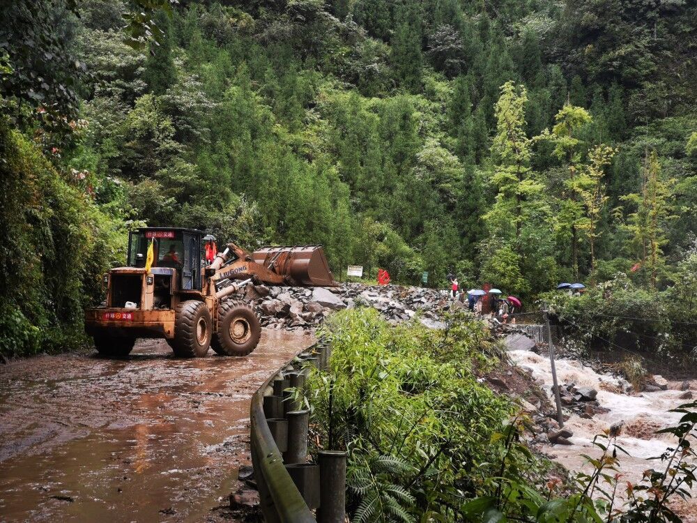 张晓玲 川报|视频｜强降雨致什邡蓥华山体塌方，交通部门4小时抢通便道