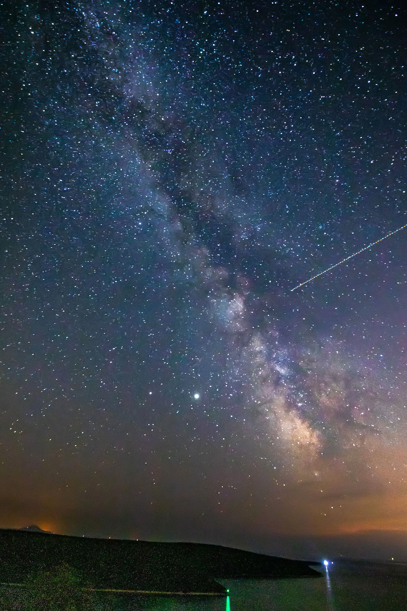 英仙座流星雨划过夜空