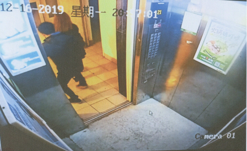 新民晚报|多次尾随女性,故意踩脚“帮忙按摩”……“咸猪手”被判决