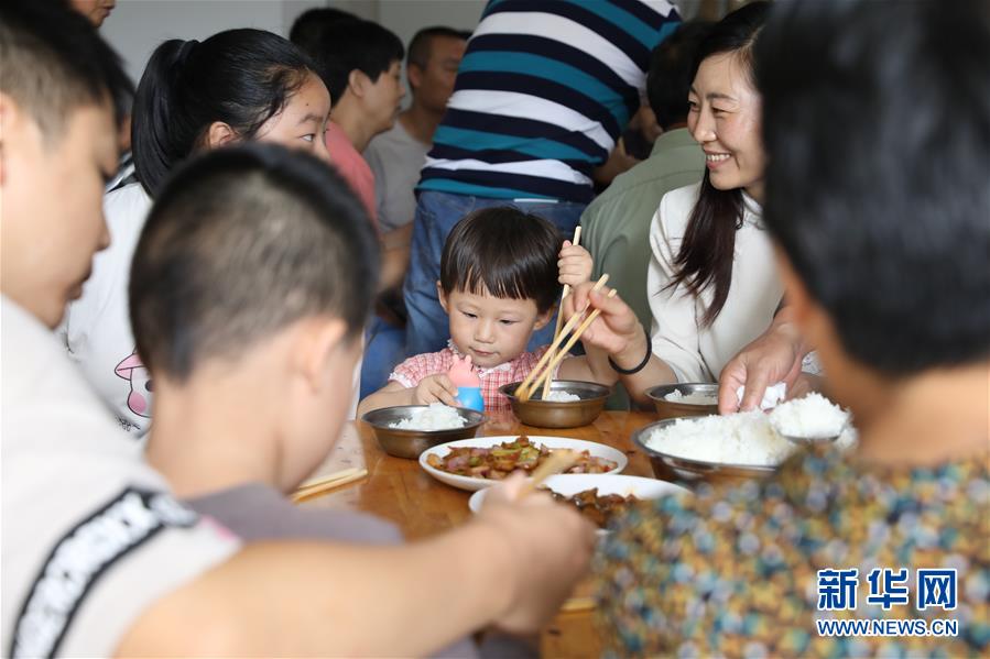 （防汛抗洪）（1）同享餐食 共渡难关