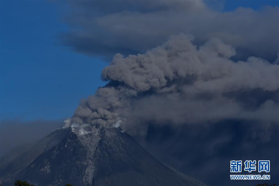 （新华视界）（2）喷发的锡纳朋火山