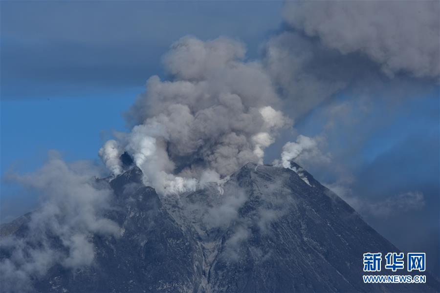 （新华视界）（3）喷发的锡纳朋火山