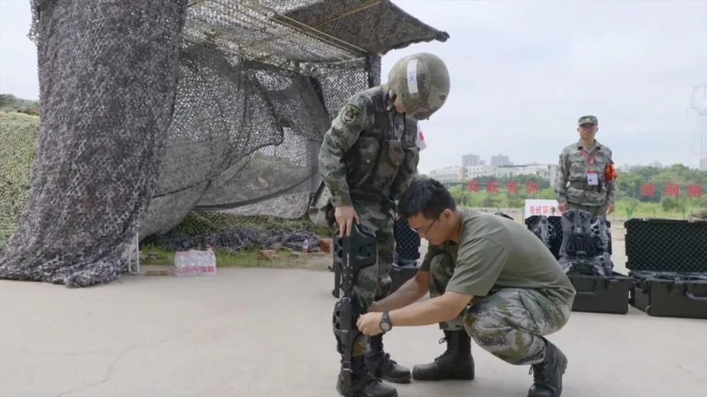 东方网·演兵场|机械外骨骼加持！解放军女兵背着140斤重伤员演训场上健步如飞