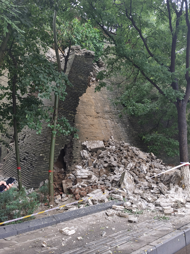 北京日报客户端|河北保定一段明代古城墙因暴雨发生垮塌，暂未造成人员伤亡