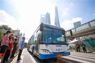 浦东时报|高峰时段一辆车曾“装”了200多人 行驶浦东道路的“巨龙车”功成身退