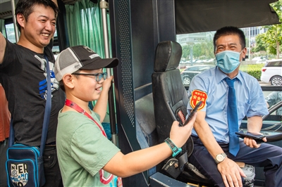 浦东时报|高峰时段一辆车曾“装”了200多人 行驶浦东道路的“巨龙车”功成身退