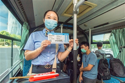 浦东时报|高峰时段一辆车曾“装”了200多人 行驶浦东道路的“巨龙车”功成身退