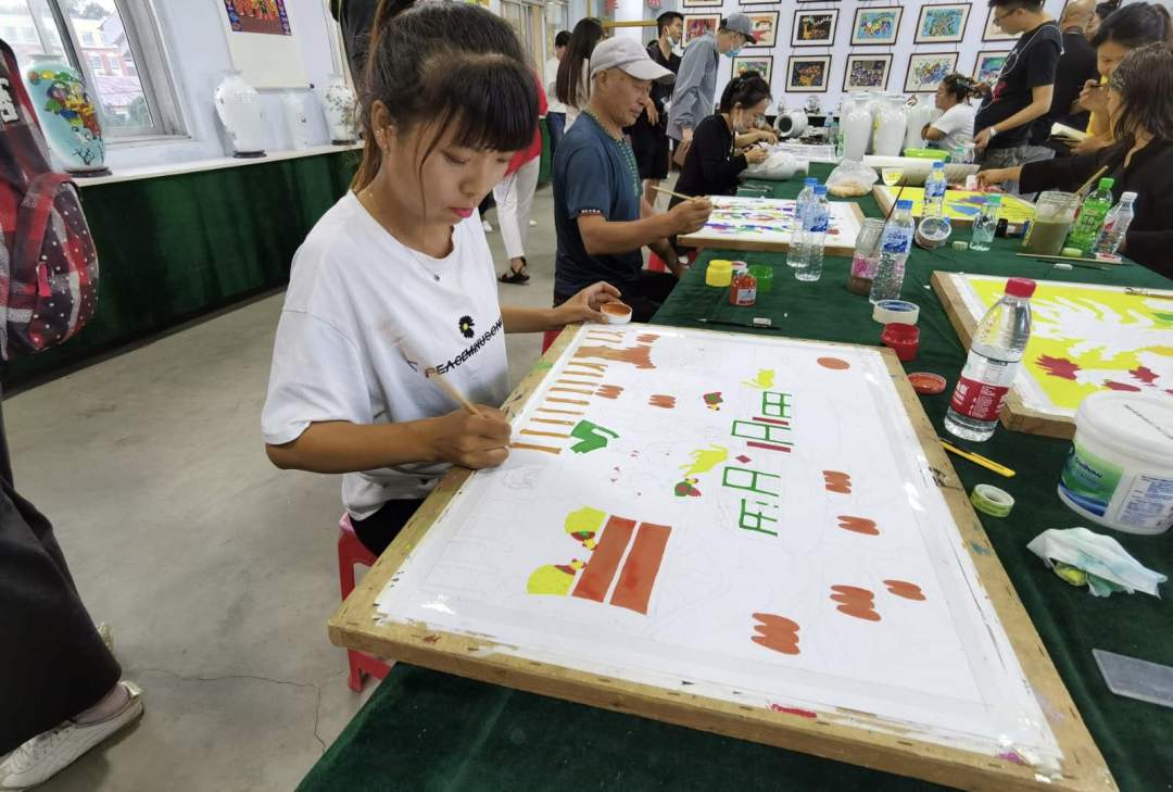 人民日报客户端吉林频道|走向我们的小康生活丨“画出咱农民的精气神！”