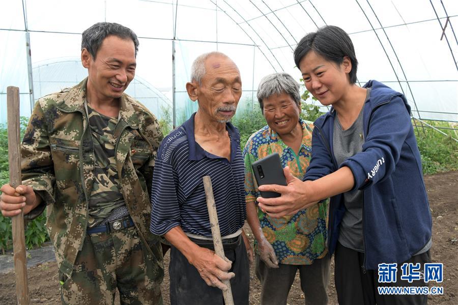 新华网|扶贫相册——驻村第一书记和她镜头下的村民笑脸