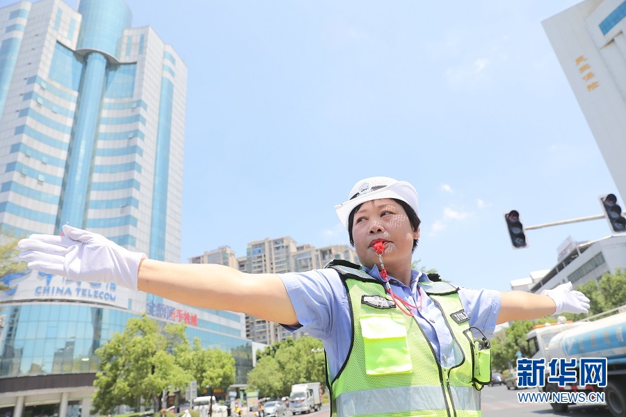 新华网|粤警正能量丨交通辅警陈少玲：绽放在斑马线上的“铿锵玫瑰”