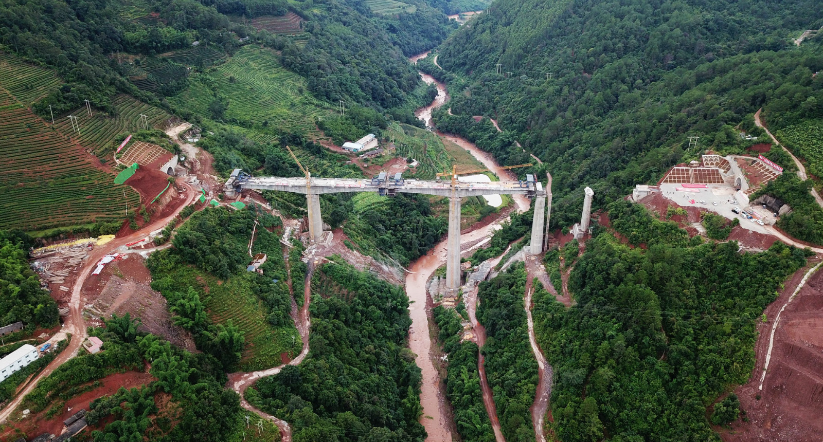 图1：中（国）老（挝）昆（明）万（象）铁路那苏河双线大桥连通大尖山隧道和太达村隧道。_meitu_1.jpg?x-oss-process=style/w10