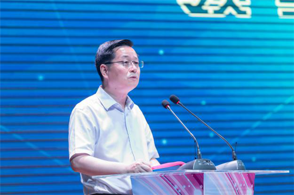 嘉定区教育局局长姚伟,嘉定区教育工作党委副书记许敏杰,问向教育科技