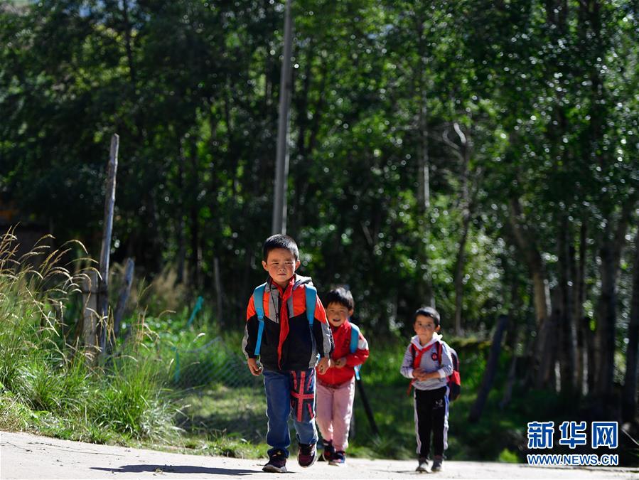 新华网|这所只有一位老师、七名学生的“云端”学校开学啦