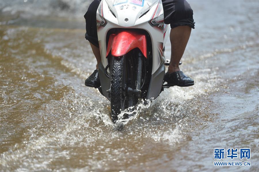 新华网|泰国曼谷暴雨导致城市内涝