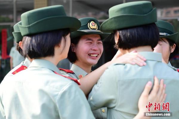 中新网|又到告别军营季 退伍老兵含泪摘警衔[组图]