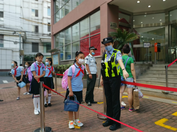 新民晚报|“神兽归笼”，平安是共同的期盼，全市3.2万人守护校园治安交通安全