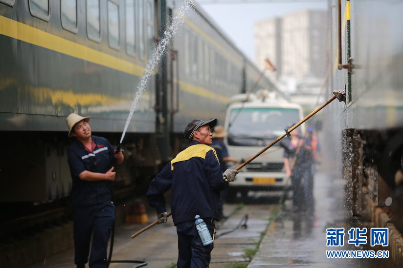 新华网|给列车“洗澡”是一种怎样的体验？