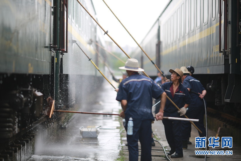 新华网|给列车“洗澡”是一种怎样的体验？