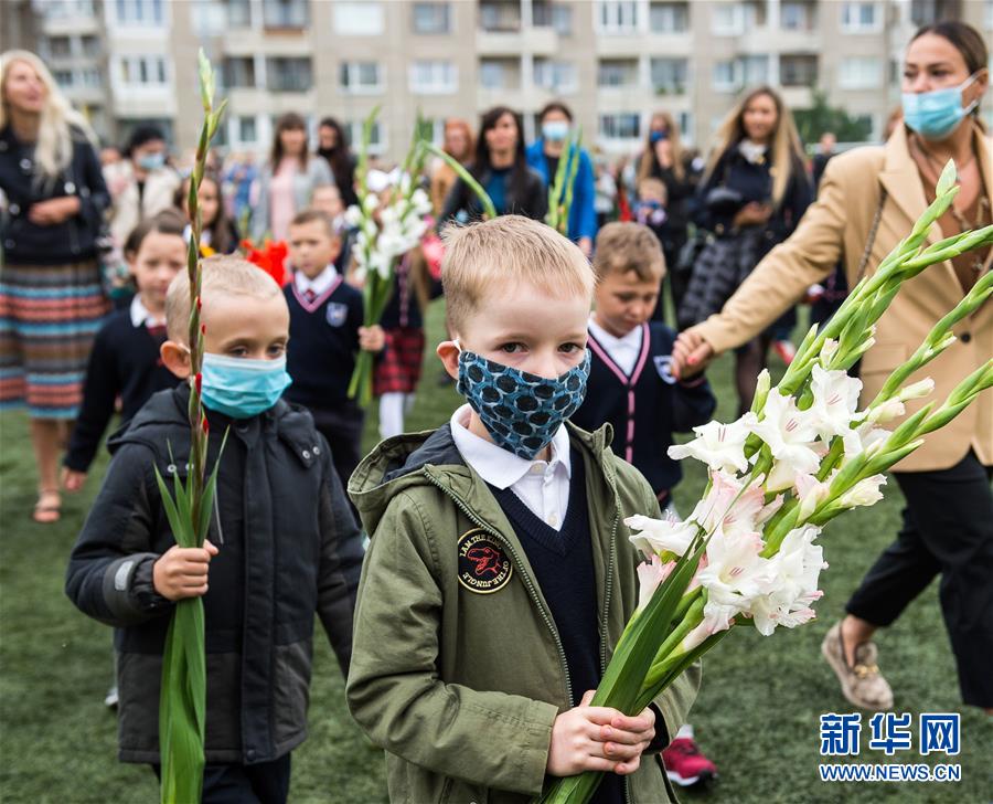 （国际）（1）立陶宛：手持鲜花迎开学