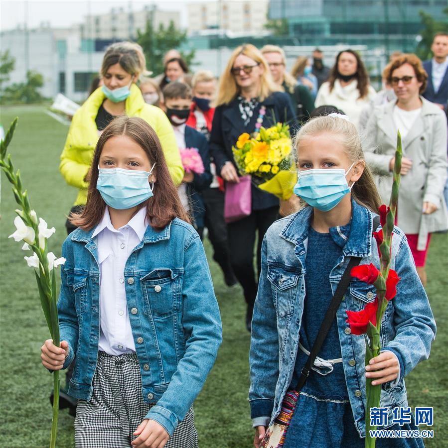 （国际）（6）立陶宛：手持鲜花迎开学