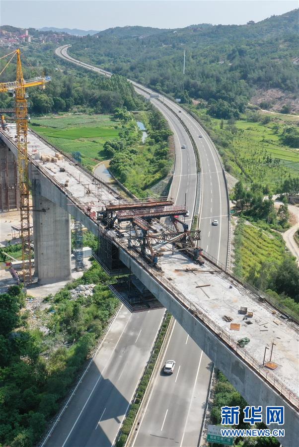 新建福廈鐵路跨鬥尾疏港高速公路特大橋中跨合龍