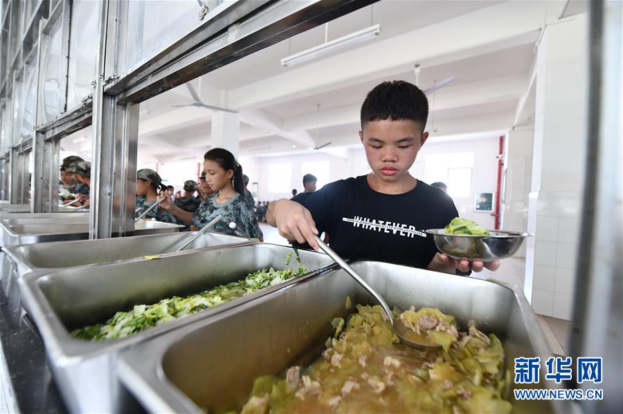 新华网|自助午餐 厉行节约