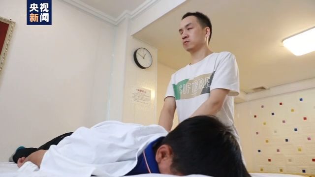 央视新闻客户端|黑暗挡不住梦想！视障青年组建“折耳根”乐队勇敢逐梦