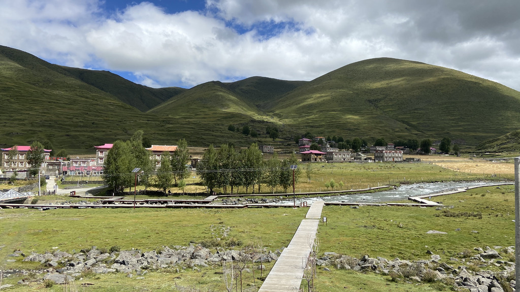 川报观察|发展旅游民宿实现脱贫 折多山下第一村“蜕茧蝶变”