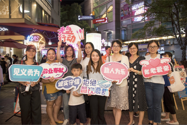 新民晚报|扫一扫，爆料身边的好心人！大宁路街道在商圈夜市设立“好心人爆料站”