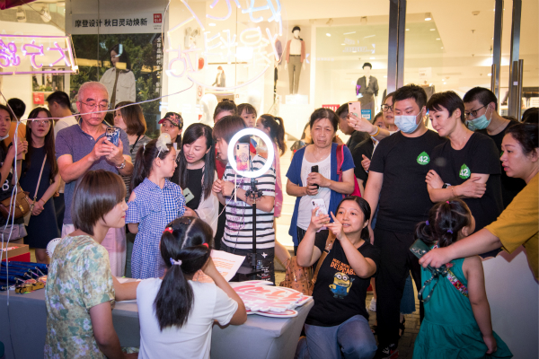 新民晚报|扫一扫，爆料身边的好心人！大宁路街道在商圈夜市设立“好心人爆料站”