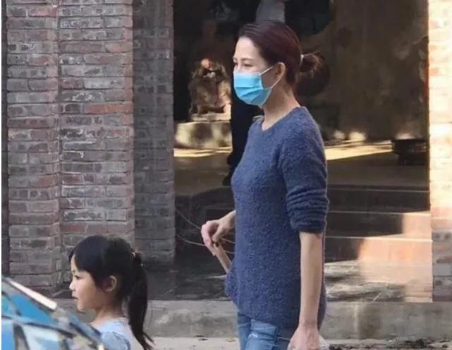 凤凰娱乐|蔡少芬带儿女回重庆婆家，逛街打扮朴素无人识